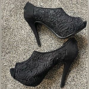 Elle Lace Platform Pumps